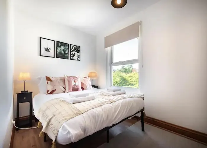 Metropolitan - 2 Bed, Private Parking Apartment, Great Commercial Home From Home Stay!
